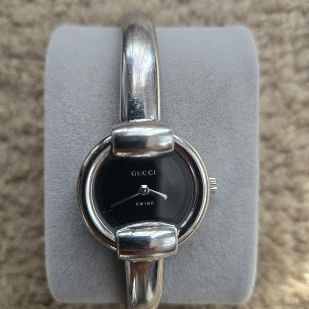 Gucci Silver and Black.Gucci 1400L women's petite stainless steel black.